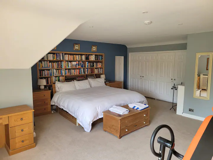 8 Bedroom Family House In Farnborough